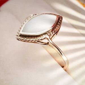 VINTAGE WHITE AGATE & 925 SILVER RING